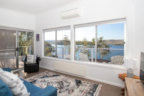 Home On The Water 21 Evans St. Lake Conjola - VIC Tourism 3