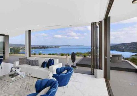 Stylish Penthouse With Views & Jacuzzi - VIC Tourism 6