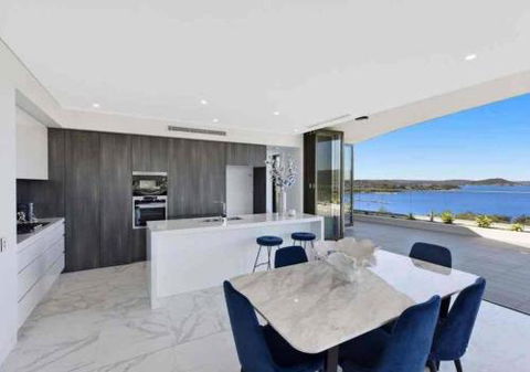 Stylish Penthouse With Views & Jacuzzi - VIC Tourism 1