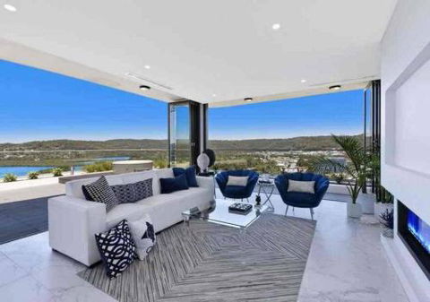 Stylish Penthouse With Views & Jacuzzi - VIC Tourism 0