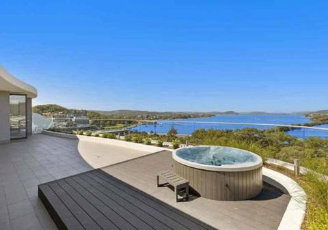Stylish Penthouse With Views & Jacuzzi - VIC Tourism 5