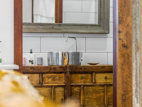 Black Beauty Studio - VIC Tourism 1