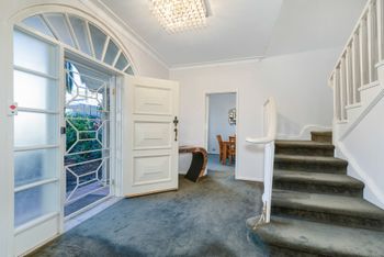 Spacious 4 Bedroom House The Hill - VIC Tourism 2