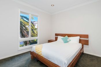 Spacious 4 Bedroom House The Hill - VIC Tourism 4