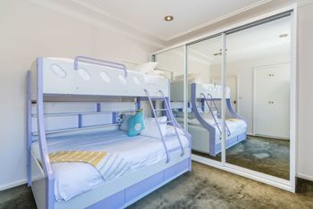 Spacious 4 Bedroom House The Hill - VIC Tourism 3