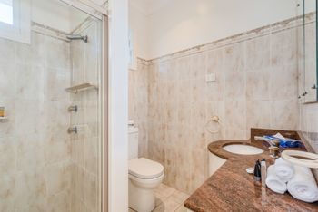 Spacious 4 Bedroom House The Hill - VIC Tourism 1