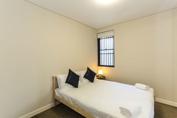 Spacious Apartment At Waitara - VIC Tourism 4