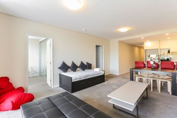 Spacious Apartment At Waitara - VIC Tourism 6