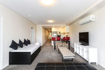 Spacious Apartment At Waitara - VIC Tourism 2