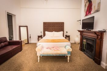 Spooky Hall Motel - VIC Tourism 1