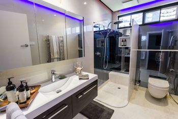 Serene Marinafront 3BR Retreat - VIC Tourism 5