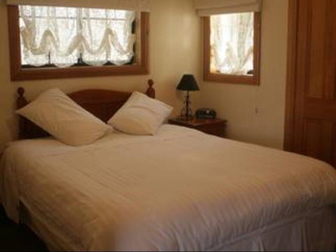 Twin Pines Cottage On Lansdowne - VIC Tourism 1