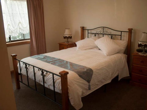 Twin Pines Cottage On Lansdowne - VIC Tourism 3