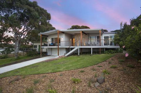 THE PERFECT BEACH HOUSE - VIC Tourism 0