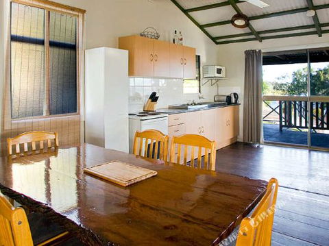 1770 Beach Accommodation Elliot Lodge - VIC Tourism 3