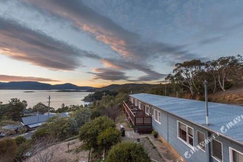 East Lake Travellers Lodge - VIC Tourism 1
