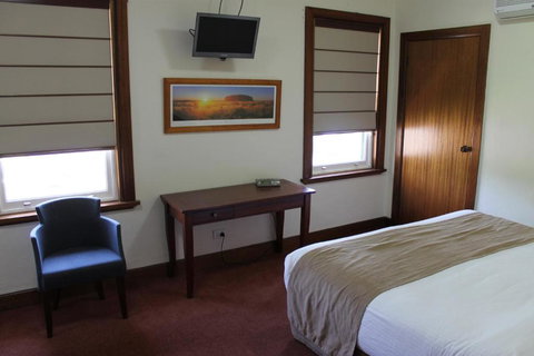 The Dormie House - On The Golf Course - VIC Tourism 3