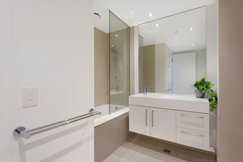 Sanctuary Apartments - Prima Pearl - VIC Tourism 6