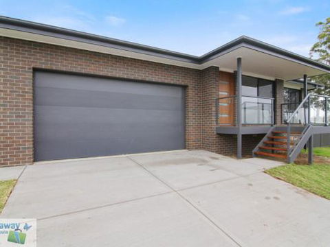 Rays On Elizabeth Parade - VIC Tourism 1