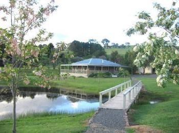 Buttercup Cottage & Private Apartment - VIC Tourism 0
