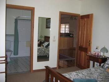 Buttercup Cottage & Private Apartment - VIC Tourism 4