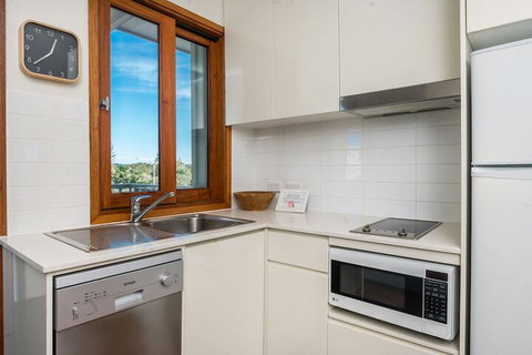 A PERFECT STAY - Quiksilver Apartments - The Wreck - VIC Tourism 1