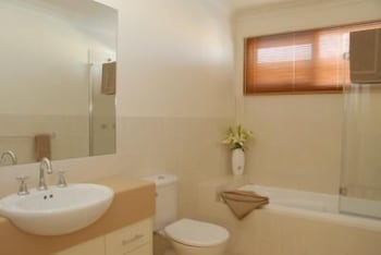 The Lakes Apartments - VIC Tourism 3