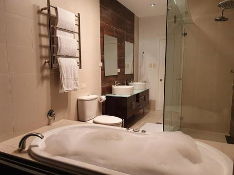 Sanctuary Hill Retreat - VIC Tourism 3