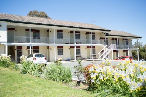Colonial Lodge Motor Inn Yass - VIC Tourism 1