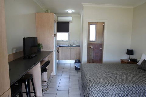 Tumut Apartments - VIC Tourism 3