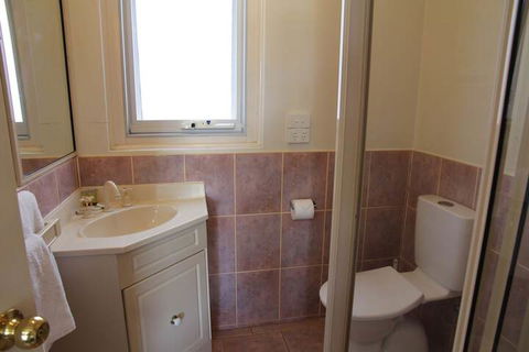 Tumut Apartments - VIC Tourism 7