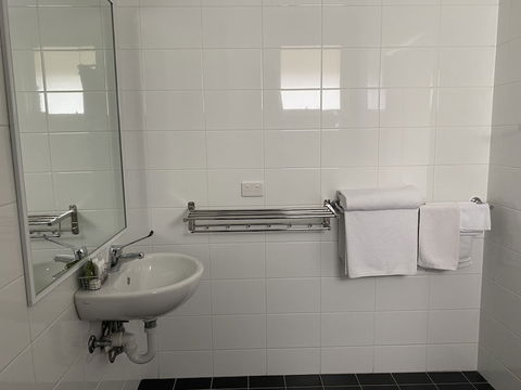 Bishop's Lodge Motor Inn - VIC Tourism 2