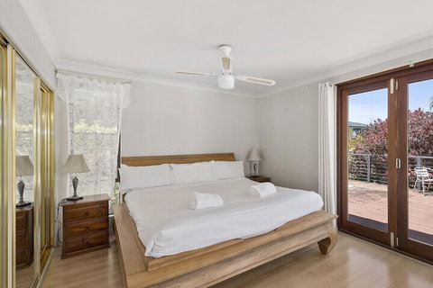 McAuleys Beach House - VIC Tourism 1