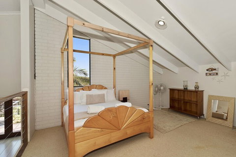 McAuleys Beach House - VIC Tourism 4