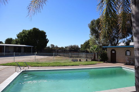 Capri Motel - VIC Tourism 1