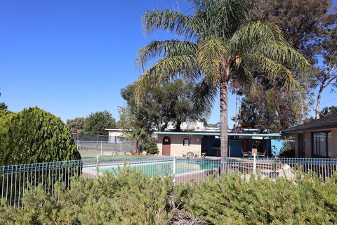 Capri Motel - VIC Tourism 2