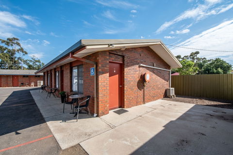 Golden Country Motel & Caravan Park - VIC Tourism 0