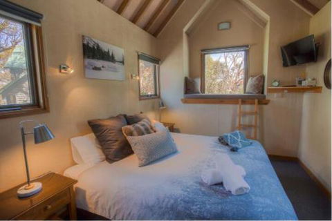 Sharpys Chalet - VIC Tourism 0