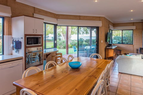 Whalers Cove Villas - VIC Tourism 3