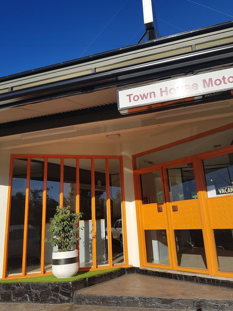Town House Motor Inn - VIC Tourism 0