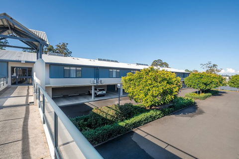Hawkesbury Race Club Motel - VIC Tourism 1