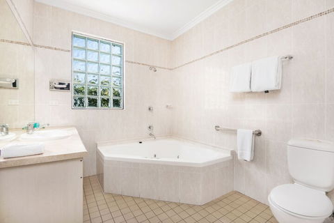 Hawkesbury Race Club Motel - VIC Tourism 7