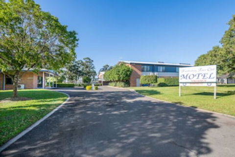 Hawkesbury Race Club Motel - VIC Tourism 0
