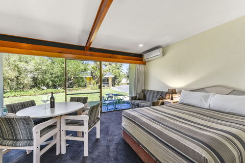 William Macintosh Motor Lodge - VIC Tourism 1