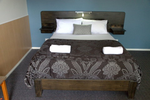 Golden Leaf Motor Inn - VIC Tourism 3