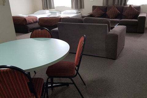 Earls Court Motor Inn - VIC Tourism 1