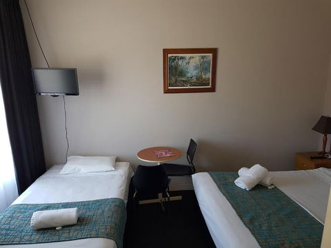 Gateshead Tavern Motel - VIC Tourism 1