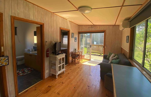 Clifton Beach Lodge - VIC Tourism 3