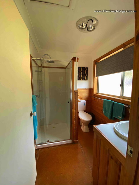 Clifton Beach Lodge - VIC Tourism 6