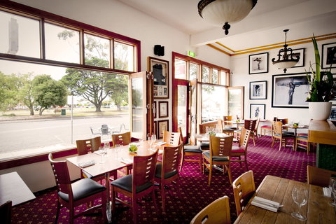 Elephant And Castle Hotel - VIC Tourism 1